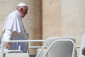 Vatikanas: popiežius ligoninėje grįžo prie darbų