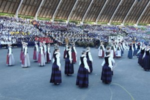 Klaipėdos vasaros estradoje ošė tautos vienybės šventė – dainas traukė ir atlikėjai, ir žiūrovai