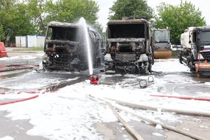 Vilniuje – milžiniškas gaisras: po galingo sprogimo suliepsnojo sunkvežimis su dyzeliniu kuru, ugnis persimetė į kitas mašinas