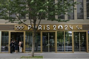 Įžvelgiamos machinacijos? Pareigūnai tikrina Paryžiaus olimpinių žaidynių rengėjų patalpas