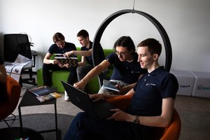 Studentų galvose gimsta vis daugiau DI technologijomis grįstų sprendimų: geriausi apdovanoti tūkstančio eurų stipendijomis