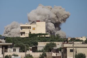 Stebėtojai: 11 žmonių žuvo per Rusijos antskrydžius Sirijos opozicijos teritorijoje