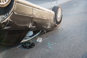 Kretingos rajone žuvo nuo kelio nulėkusio automobilio vairuotojas: keleivė patyrė sužalojimus