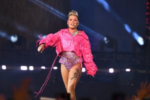 Atlikėja Pink šokiruota: gerbėjas ant scenos užmetė savo velionės motinos pelenus