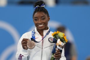 Gimnastikos žvaigždė Simone Biles grįžta į didįjį sportą