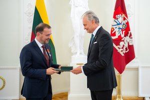 Ordinu „Už nuopelnus Lietuvai“ apdovanotas Krokuvos Vavelio karališkosios pilies direktorius Andrzejus Betlejus