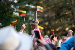 Lietuvos himnas jautriai nuaidėjo ir užburiančioje vietoje pajūryje: giedojo keli šimtai žmonių