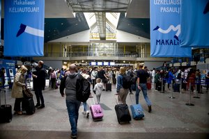Moteris įpyko: neeilinis judesys Vilniaus oro uoste sujaukė kelionės planus 