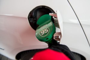 Lietuvoje vis dar krenta degalų kainos: benzinas per savaitę atpigo beveik 1 proc.