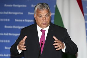 ES nesutinka su Vengrijos sprendimu išsiųsti iš šalies prekeivius žmonėmis