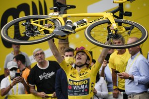 Jonas Vingegaardas antrus metus iš eilės triumfavo „Tour de France“ lenktynėse