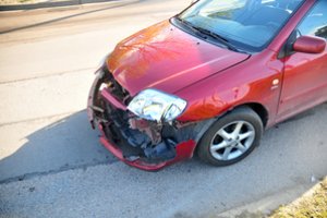 Vilniuje „Toyota“ vairuotojas nesuvaldė automobilio ir rėžėsi į atitvarus: vyrui galimai sutriko sveikata