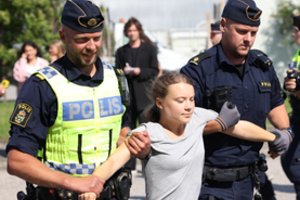 Policija pašalino iš protesto vos prieš kelias valandas bauda nubaustą Gretą Thunberg