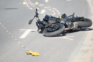 Rokiškio r. – kraupi motociklo avarija: medikams nepavyko išgelbėti vyro gyvybės