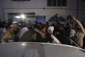 Pakistane politiniame susirinkime susisprogdinus savižudžiui žuvo mažiausiai 55 žmonės