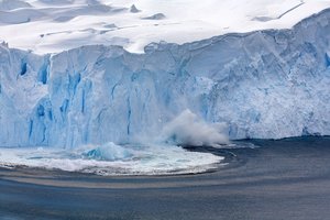 Pasaulį alinant karščio bangoms, planetoje – dar vienas rekordas: jūros ledas Antarktidoje sumažėjo iki neregėto lygio