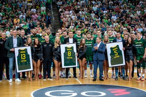 „Žalgirio“ arena griausmingai padėkojo Lietuvos rinktinės legendoms už indėlį šalies krepšiniui