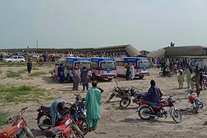 Pakistano pietuose nuo bėgių nuvažiavus traukiniui žuvo mažiausiai 15 žmonių