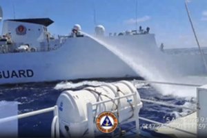 Konfliktas tarp Filipinų ir Kinijos: iš vandens patrankų apšaudė laivus ginčijamoje jūroje