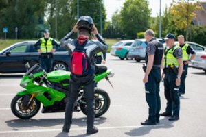 Savaitgalį pareigūnai drausmino motociklininkus: viena iš jų greitį viršijo daugiau nei dvigubai