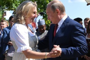 Buvusi Austrijos užsienio reikalų ministrė, kurios vestuvėse šoko V. Putinas, apsigyveno Rusijoje