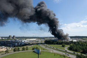 Aplinkosaugininkai nustatė pirminius gaisro „Ecoservice“ padarinius: išleistuve į Neries upę – skendinčių medžiagų viršijimai