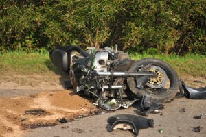 Nuvažiavęs nuo kelio Ukmergės rajone žuvo motociklininkas