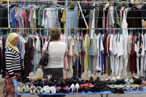 „Swedbank“: lietuvių drabužių pirkimo įpročiai – beveik 600 eurų į tekstilės konteinerį