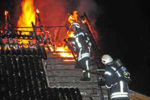 Ugniagesiams vis dar nepavyko užgesinti Pagėgių bažnyčios: nelaimės vietoje dirba 7 autocisternos