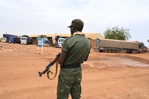 Kariuomenė: per įtariamą džihadistų išpuolį žuvo 53 Burkina Faso saugumo pajėgų nariai