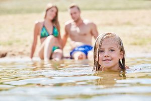 Dažniausios tėvų klaidos mokant vaikus plaukti: kiekviena smulkmena labai svarbi