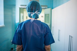 Siaubas už operacinės durų – prabilo seksualinę prievartą darbe patyrusios gydytojos 