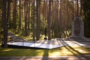 Panerių memorialas lankytojus sutinka pasikeitęs: sovietinio melo – jau mažiau