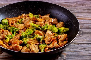 Vištiena su brokoliais nuostabiame padaže vos per 20 minučių