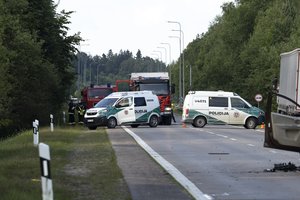 Kelyje Vilnius–Utena – didelė avarija: per susidūrimą nukentėjo 3 žmonės, jie išgabenti į ligoninę