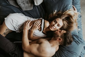 Kada geriausia pradėti lytinius santykius su antra puse? Štai ką sako mokslas