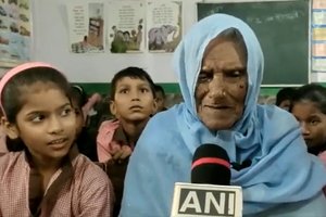 Amžius – ne riba: Indijoje 92 metų senolė pradėjo eiti į mokyklą