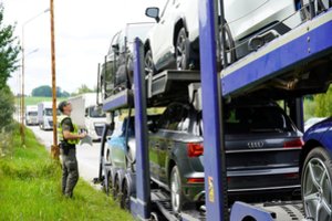 Į Baltarusiją autovežiu vežtas įtartinas „Opel“ liko Lietuvoje