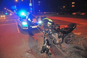 Greta Kauno susidūrė bendraamžių vairuojami motociklas ir motoroleris – nukentėjo žmogus