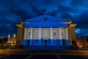 Vilnius palaiko nuo terorizmo atakų kenčiantį Izraelį: šalies vėliavos spalvomis nušvito tiltai, Trijų Kryžių paminklas, Rotušė