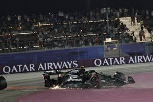 Kataro „Formulės 1“ lenktynėse – „Mercedes“ bolidų avarija, „McLaren“ pilotų podiumas ir čempiono pergalė