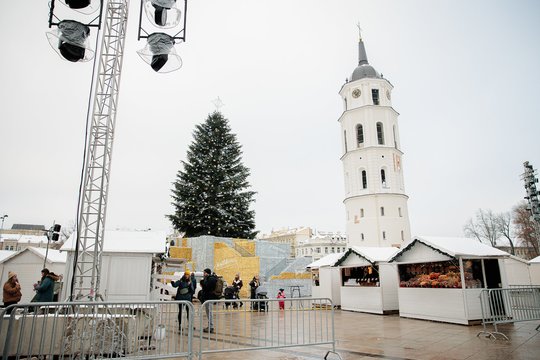 Kalėdų miestelis Vilniaus katedros aikštėje.