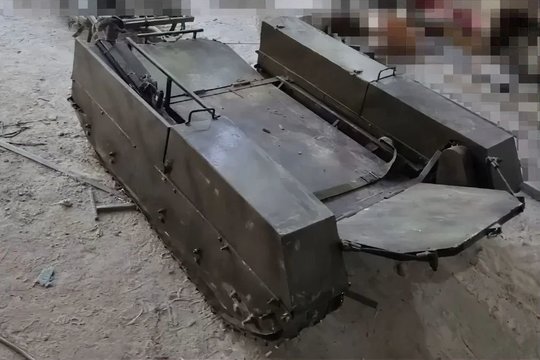  Neseniai Rusijos kariškių paskelbtoje filmuotoje medžiagoje matyti, kaip mūšio lauke naudojama nauja robotinė platforma, kuria galima evakuoti sužeistus karius ir palengvinti logistines operacijas.