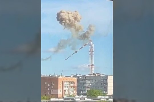Rusų okupantai atakavo Charkovo televizijos bokštą.