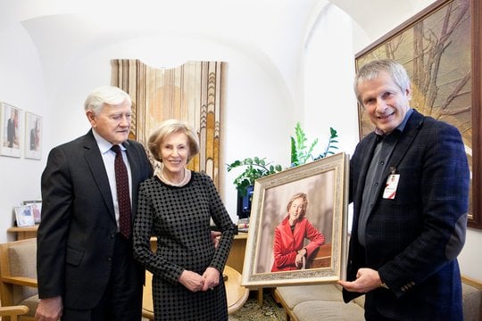 Poniai A.Adamkienei jos portretą V.Grigas padovanojo per 90-mečio sukaktį. Ši nuotrauka tebekabo prezidento V.Adamkaus kabinete.