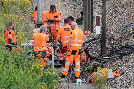   SNCF atstovai tikrina įtariamo sabotažo vietą.