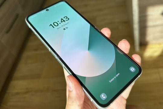 „Galaxy Z Flip 6“ remiasi savo pirmtakų dizainu, tačiau turi keletą subtilių patobulinimų