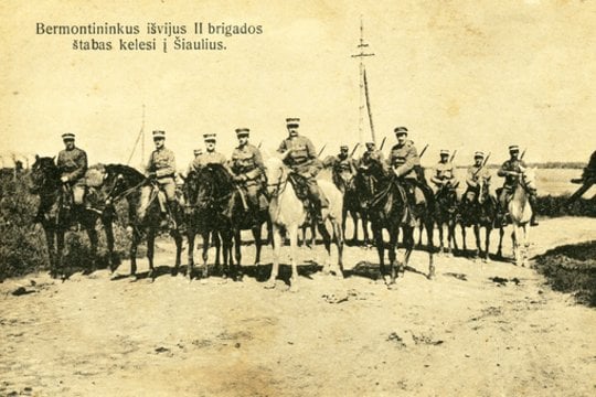 „Bermontininkus išvijus II brigados štabas keliasi į Šiaulius“, O. Vitkauskytės knygyno atvirukas. 1919–1920 m.