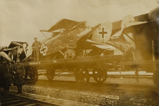 Kautynėse ties Radviliškiu iš bermontininkų paimti lėktuvai gabenami į Kauną, 1919 m.