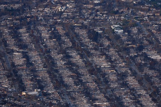 Taip po gaisrų atrodo Los Andželo rajonas Pacific Palisades.